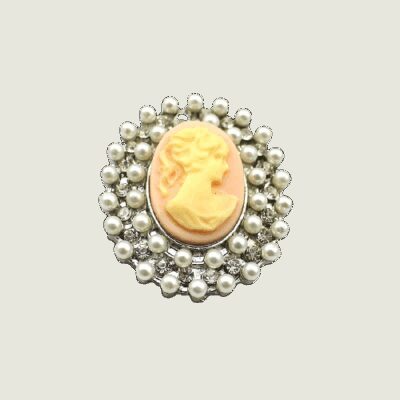 image_340 Broche met parelmoeren portret